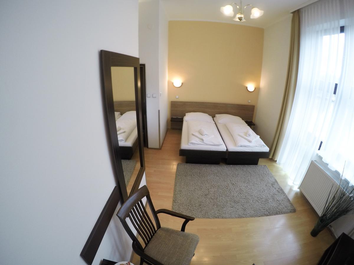 ديشين Hotel Faust المظهر الخارجي الصورة